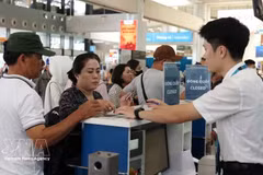 Pasajeros realiza procedimientos en aeropuerto internacional de Noi Bai en Hanói. (Foto: VNA)