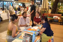 El Festival del Libro y la Cultura Nocturna en Ciudad Ho Chi Minh forma espacio de intercambio para lectores. (Foto: VNA)