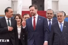 El vicepresidente de Estados Unidos, J. D. Vance, (centro, al frente) encabeza la delegación estadounidense a Pakistán para dialogar con Irán, el 11 de abril de 2026. (Foto: VNA)