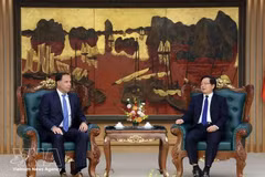 El viceprimer ministro de Vietnam, Ho Quoc Dung, recibe en Hanói a Jeff Place, director de la Cadena de Suministro de Coherent Corporation. (Foto: VNA)
