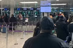 Colas para el control de inmigración en el aeropuerto Charles de Gaulle (Francia). (Foto: Nhan Dan)