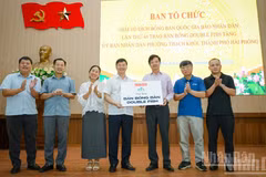 Los líderes del distrito de Thach Khoi reciben una mesa de tenis de mesa donada por el Comité Organizador del 44º Campeonato Nacional de Tenis de Mesa del periódico Nhan Dan. (Foto: Bao Long)