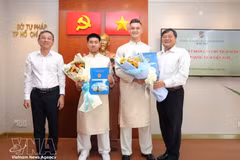 Dos futbolistas vietnamitas de origen extranjero, Ngo Dang Khoa y Le Giang Patrik, que actualmente juegan en el Club de Fútbol de la Policía de Ciudad Ho Chi Minh, recibieron la nacionalidad vietnamita. (Foto: VNA)