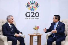 El primer ministro vietnamita, Pham Minh Chinh, se reúne con su homólogo canadiense, Mark Carney. (Foto: VNA)