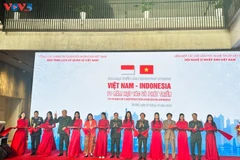 Los delegados cortan la cinta inaugural. (Foto: VOV5)