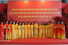 La comunidad vietnamita en Tailandia se toma fotografías de recuerdo en el Centro VT Nam Nueng mientras espera la llegada del secretario general y presidente To Lam. (Foto: VNA)
