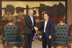 El viceprimer ministro vietnamita Le Tien Chau (derecha) recibe a Layton Pike, vicepresidente de la Universidad RMIT. (Foto: VNA)