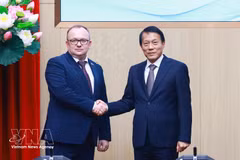 El general Luong Tam Quang, ministro de Seguridad Pública de Vietnam, y el presidente del Comité Estatal de Peritaje Judicial de Belarús, Alexei Aleksandrovich Volkov (Foto: VNA)