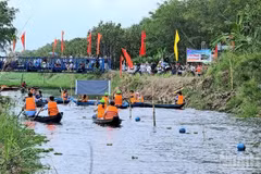 Atletas compiten en la prueba de remo de velocidad de 100 metros en el evento “Aroma del Bosque de U Minh 2026”.