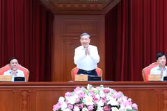 El secretario general del PCV y presidente de Vietnam, To Lam; el miembro permanente del Secretariado del Comité Central del PCV, Tran Cam Tu; y el jefe de la Comisión de Organización del Comité Central del PCV, Nguyen Duy Ngoc, presiden la reunión.