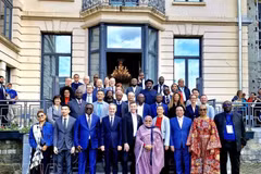 Delegados participantes en la 107ª reunión del Comité Ejecutivo de la Asociación Internacional de Alcaldes Francófonos (AIMF). (Foto: VNA)