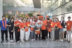La selección de fútbol sub-17 de Vietnam regresó al país entre el cálido recibimiento de los aficionados, tras conquistar de manera destacada el Campeonato de Fútbol Sub-17 de la Asean 2026 (Foto: VNA)