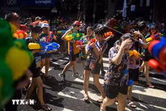 Los ciudadanos tailandeses en el festival tradicional Songkran en Bangkok. (Foto: VNA)