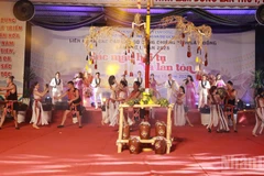 Una actuación artística en el evento.