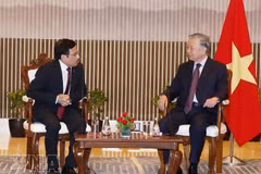 El secretario general del Partido Comunista y presidente de Vietnam, To Lam, y el presidente de la Corporación Nacional de Petróleo y Gas de la India (ONGC), Arun Kumar. (Foto: VNA)