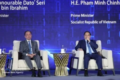El 28 de mayo de 2025, en el marco de la 46.ª Cumbre de la ASEAN y otras citas anexas, en Kuala Lumpur, el primer ministro de Vietnam, Pham Minh Chinh (derecha), y su homólogo malasio, Anwar Ibrahim, participaron en una sesión de debate sobre la red de conexión inteligente mediante IA autónoma. (Foto: VNA)