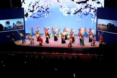 Una actuación artística en el evento.