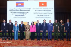 El miembro del Buró Político y miembro permanente del Secretariado del Comité Central del Partido Comunista de Vietnam (PCV), Tran Cam Tu, y delegados. (Fuente: VNA)