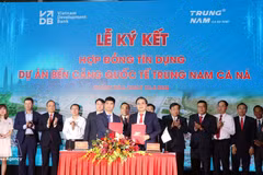 En la firma. (Fuente: VNA)