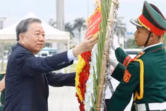 El secretario general del Partido Comunista y presidente de Vietnam, To Lam, rinde homenaje a los héroes y mártires en Da Nang.