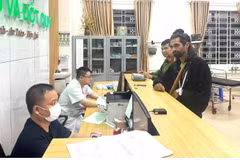 Albert fue trasladado por la policía de la comuna de Y Ty al Hospital General Provincial N° 2 de Lao Cai para recibir tratamiento el 18 de abril de 2026. (Foto: baolaocai.vn)