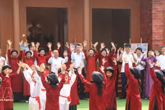 Niños interpretan el canto folclórico Xoan en el campamento cultural. (Foto: VNA)