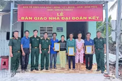 El Alto Mando Militar de la provincia de An Giang entrega casa a un residente en la aldea Hon Me, comuna de Hon Dat. 