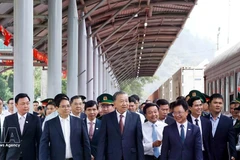 El secretario general del Partido Comunista de Vietnam, To Lam, el primer ministro Pham Minh Chinh y altos dirigentes, inspeccionan la estación de Dong Dang, en la provincia norteña de Lang Son (Foto: VNA)