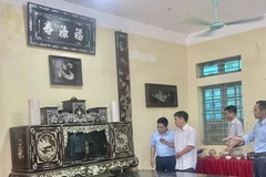 El artesano Vu Van Vinh, de la comuna de Chuyen My, presenta a los visitantes sus productos (Foto: VNA)