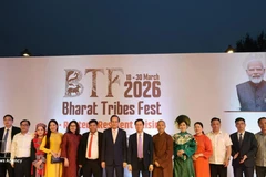 El ministro de Asuntos Étnicos y Religiosos de Vietnam, Dao Ngoc Dung, y la delegación vietnamita de alto rango posan para una foto conmemorativa en el Bharat Tribes Fest 2026. (Foto: VNA)