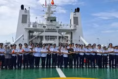 Representantes de la Guardia Costera de Vietnam y de la Agencia de Aplicación de la Ley Marítima de Malasia (MMEA) del estado de Pahang posan para una foto conmemorativa, según la tradición de la Asean en la cubierta del buque CSB 8005. (Foto: VNA)
