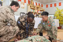 El curso dedica una parte importante del tiempo a ejercicios prácticos, simulaciones de situaciones y manejo de casos reales, ayudando a los participantes a mejorar su capacidad de coordinación, reacción y aplicación de conocimientos en el entorno particular de trabajo de la Misión de Mantenimiento de la Paz de las Naciones Unidas en Sudán del Sur. (Foto: Tien Phuc)