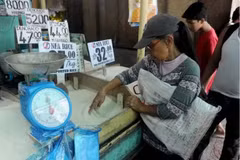 Las personas compran arroz en un mercado en Filipinas. (Foto: AFP/VNA)