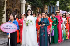 El desfile de la Asociación Cultural del Ao Dai de Vietnam en el programa "Loto en las Calles" del Festival del Loto de Hanói 2026. 