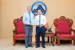 El vicepresidente del Parlamento Federal de Alemania (Bundestag), Bodo Ramelow (izquierda), recibe un obsequio del presidente del Comité Popular de Da Nang, Nguyen Manh Hung.