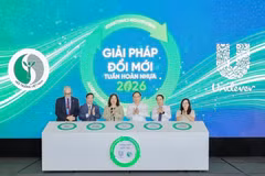 El viceministro de Agricultura y Medio Ambiente Le Cong Thanh y los asistentes lanzan el concurso.