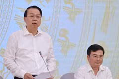 El viceministro de Finanzas Nguyen Duc Chi responde a las preguntas de la prensa. (Foto: VGP)