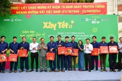 Periódico Nhan Dan y Coteccons entregan regalos a trabajadores ferroviarios por el Tết