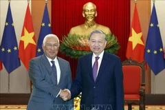 El secreratario general del Partido Comunista de Vietnam, To Lam, recibe al presidente del Consejo Europeo, António Costa, en Hanói. (Foto: VNA)