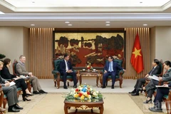 El primer ministro de Vietnam, Pham Minh Chinh, recibe al embajador de Suecia en Vietnam, Johan Ndisi.