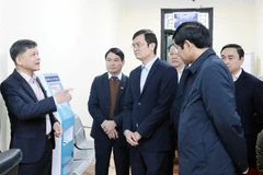 La delegación del Consejo Nacional Electoral inspecciona los preparativos para las elecciones en el barrio de Viet Tri, en Phu Tho. (Foto: VNA)