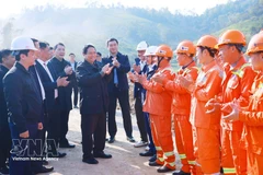 El primer ministro Pham Minh Chinh transmite sus felicitaciones por el Año Nuevo Lunar a los obreros que trabajan en la construcción de la autopista Dong Dang (Lang Son) - Tra Linh (Cao Bang). (Foto: VNA)