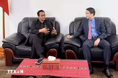 El encargado de negocios de Vietnam en Timor Oriental, Pham Binh Dam, y el ministro de Justicia de Timor Leste, Sérgio de Jesus Fernandes da Costa Hornai. (Foto: VNA)