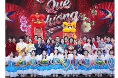 El presidente Luong Cuong, su esposa y delegados en el Programa "Primavera de la Patria 2026". (Foto: VNA)