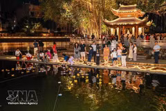 Turistas en el el Festival de Linternas de Ho Van - Van Mieu. (Foto: VNA)