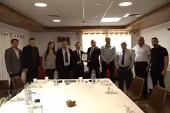 El embajador de Vietnam en Israel, Nguyen Ky Son, y delegados. (Foto: VNA)