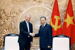 El secretario general del Partido Comunista de Vietnam y presidente del país, To Lam (derecha), recibe a Eric Schmidt, expresidente de Google. (Foto: VNA)
