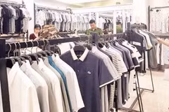 Las autoridades inspeccionan una tienda de moda que vende productos falsificados de marcas internacionales en el barrio de Tay Tuu, Hanói. (Foto: Tuan Ngoc)