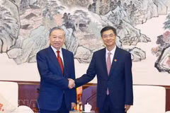 El secretario general del Partido Comunista de Vietnam y presidente del Estado, To Lam, y Chen Gang, miembro del Comité Central del Partido Comunista de China y secretario del Comité partidista de la Región Autónoma Zhuang de Guangxi. (Foto: VNA)