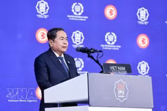 El presidente de la Asamblea Nacional de Vietnam, Tran Thanh Man, habla en el evento. (Foto: VNA)